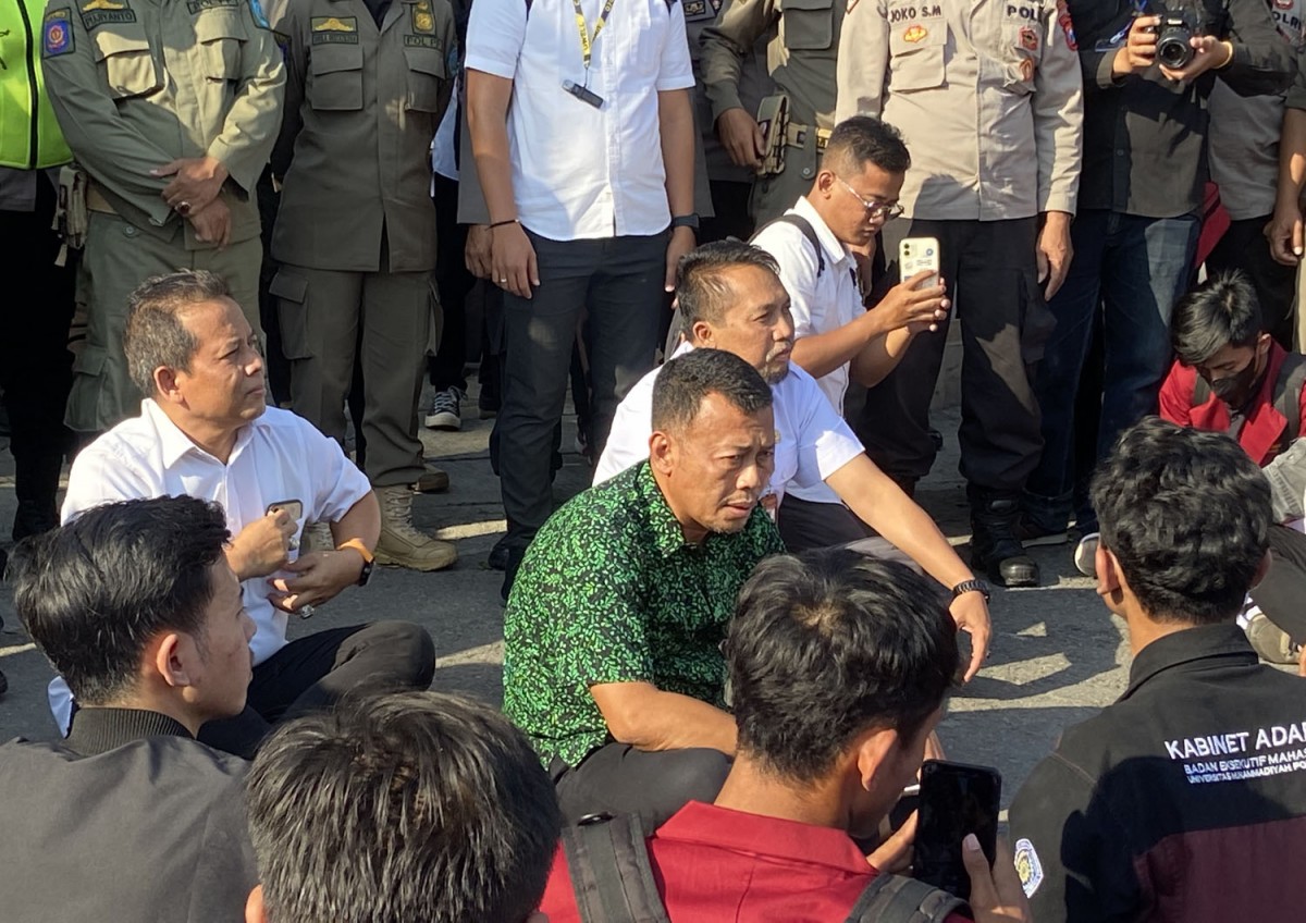 Momen Bupati Sugiri duduk di aspal temui mahasiswa Ponorogo yang gelar demo (Foto-foto: Mita Kusuma/jatimnow.com)