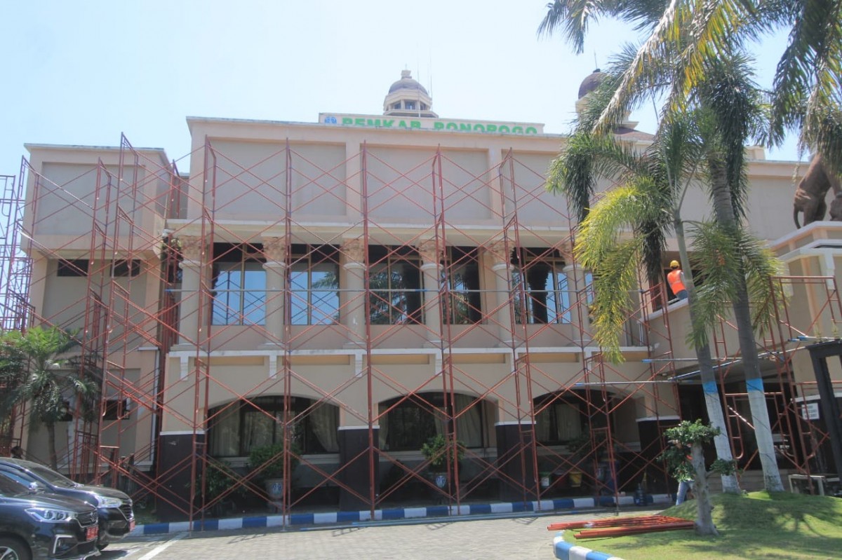 20 Tahun Lebih Tak Berganti Cat, Gedung 8 Pemkab Ponorogo Mulai Dipercantik