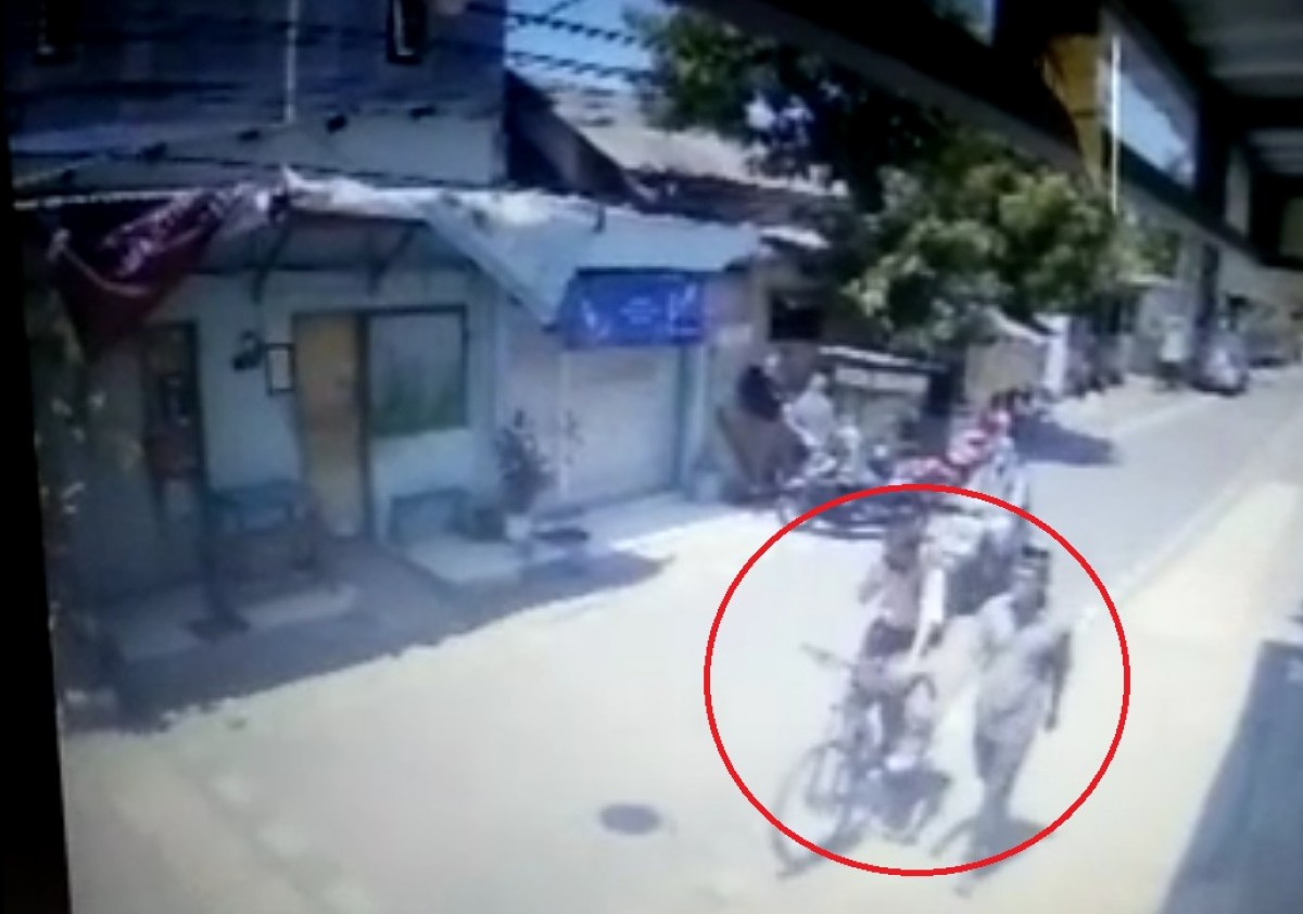 Tangkapan layar CCTV korban saat digiring oleh salah satu pelaku. (Foto: Caesar for jatimnow.com)