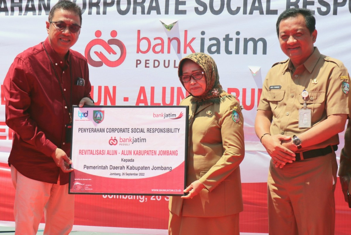 Penyerahan CSR untuk revitalisasi Alun-alun Jombang secara simbolis.(Foto: Bank Jatim/jatimnow.com)