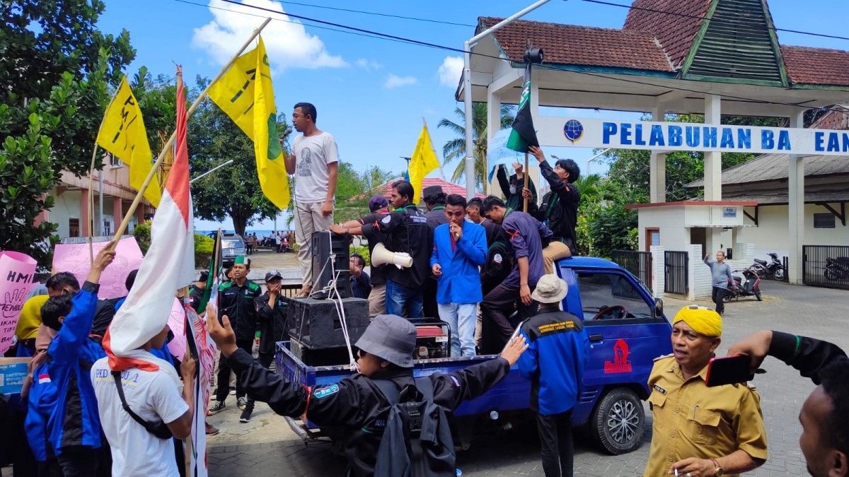 Massa aksi Alinasi Pemuda dan Mahasiswa Bawean saat unjuk rasa di depan KUPP kelas III Bawean (Foto: Aminulla for jatimnow.com)
