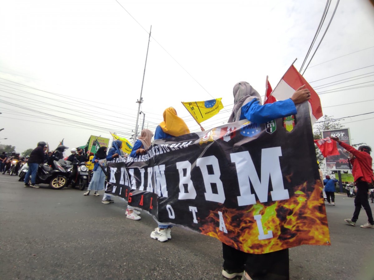 Aksi demo mahasiswa yang tergabung dalam Cipayung Plus Mojokerto Raya. (Foto: Nor for jatimnow.com)