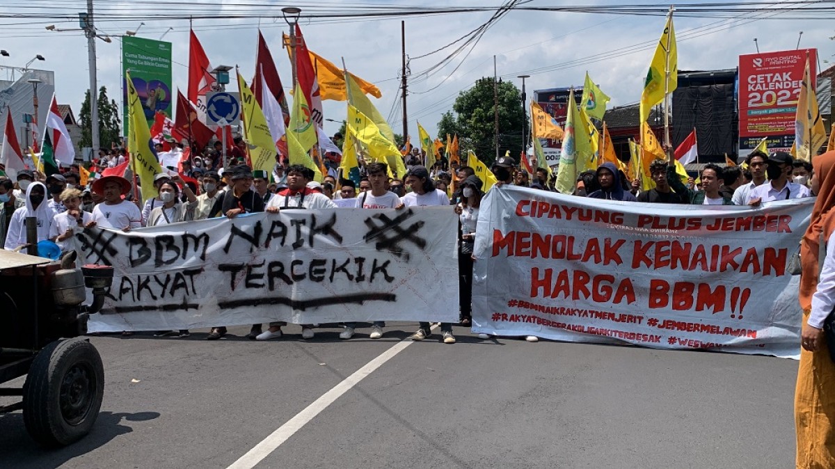 Aksi demo mahasiswa di depan Gedung DPRD Jember. (Foto: Dwi Kuntarto Aji/jatimnow.com)
