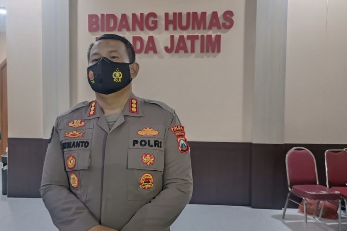 Kabid Humas Polda Jatim Kombes Pol Dirmanto saat memberikan keterangan saol hasil sidang kode etik eks Kapolsek Sukodono dan 2 anggotanya.(Foto: Zain Ahmad/jatimnow.com)