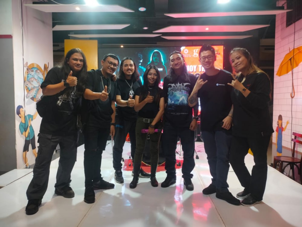 Grup band Djin asal Medan saat menggelar tour di Surabaya.(Foto: Zain Ahmad/jatimnow.com)
