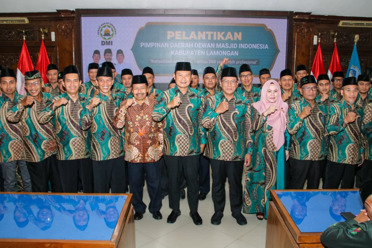 Bupati Lamongan Pak Yes dan Wabub KH Abdul Rouf bersama pengurus DMI Lamongan. (Foto: Humas Pemkab Lamongan for jatimnow.com)