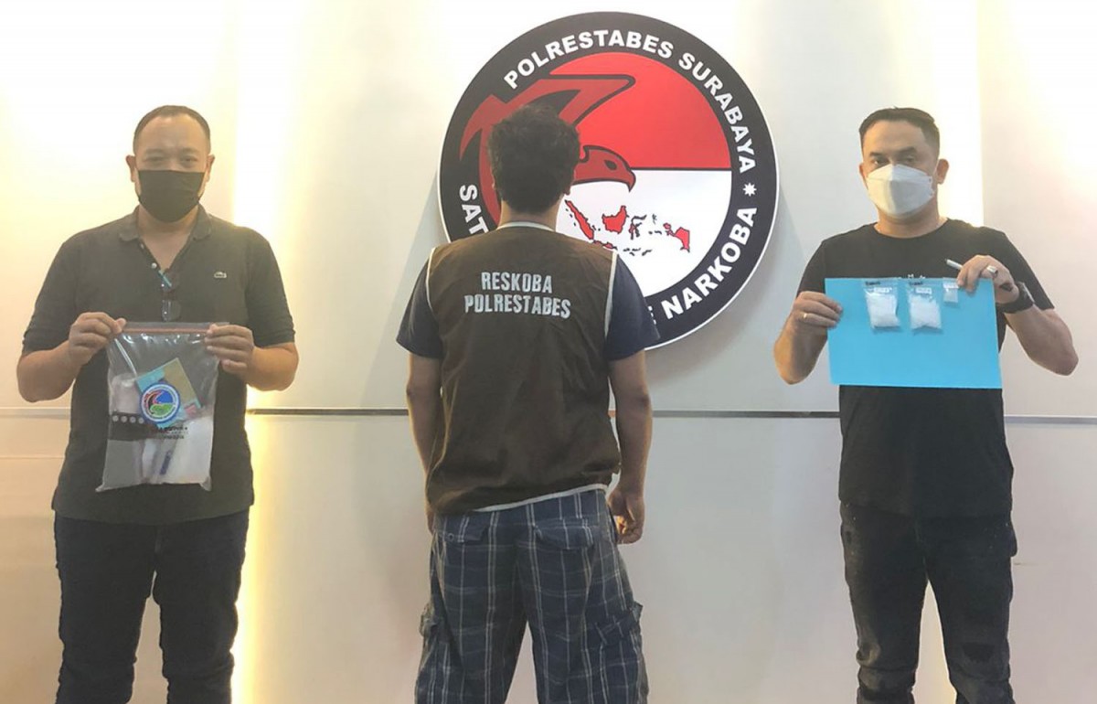 Driver ojol yang edarkan sabu diamankan (Foto: Satresnarkoba Polrestabes Surabaya)