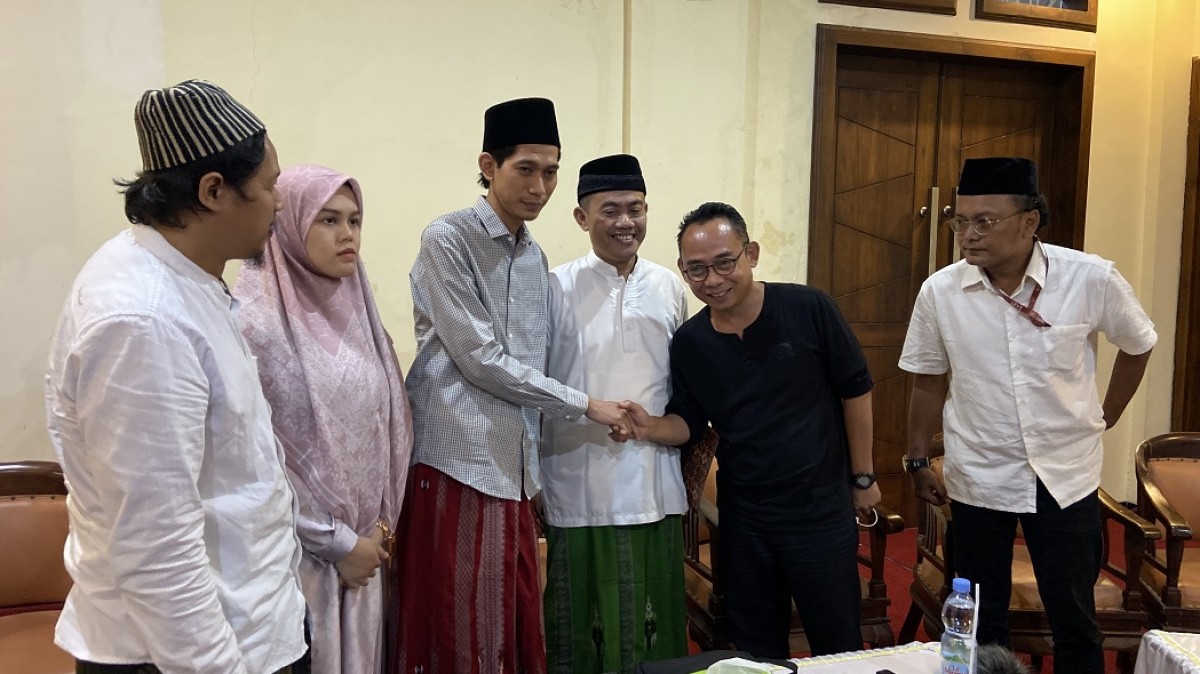 Pertemuan keluarga Lirboyo dan Eko Kuntadhi. (Foto: Yanuar Dedy/Jatimnow.com)