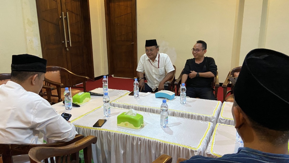 Pertemuan pihak Pondol Lirboyo dan Eko Kuntadhi bersama Guntur Romli.(Foto: Yanuar Dedy/jatimnow.com)