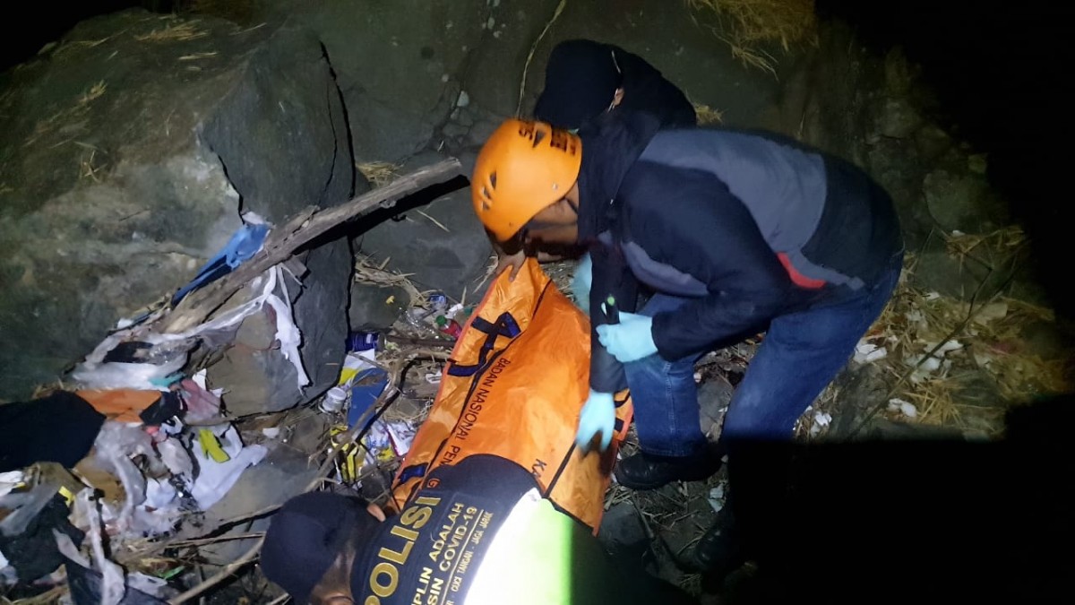 Evakuasi korban dari jurang Ledug Pasuruan.(Foto: Polsek Prigen)