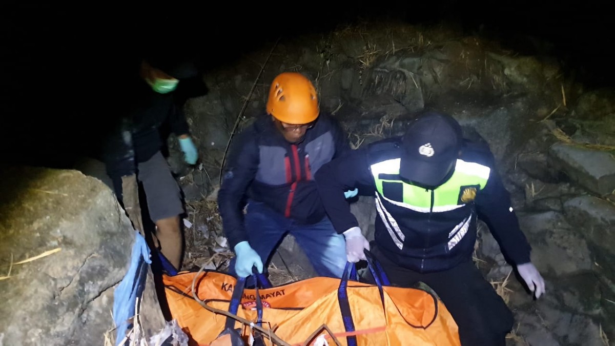 Evakuasi korban dari jurang Ledug Pasuruan.(Foto: Polsek Prigen)