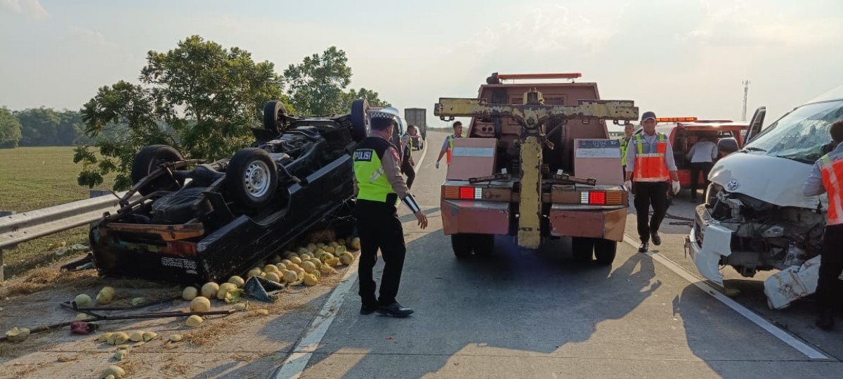 Polisi saat melakukan evakuasi korban laka dari dalam mobil. (Foto: PJR Polda Jatim for jatimnow.com)