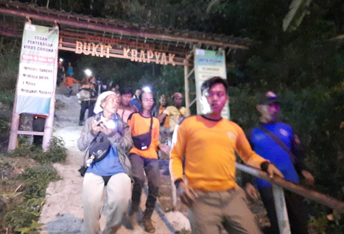 Evakuasi mayat pendaki yang hilang selama 16 hari di Bukit Krapyak, Mojokerto (Foto-foto: Achmad Supriyadi/jatimnow.com)