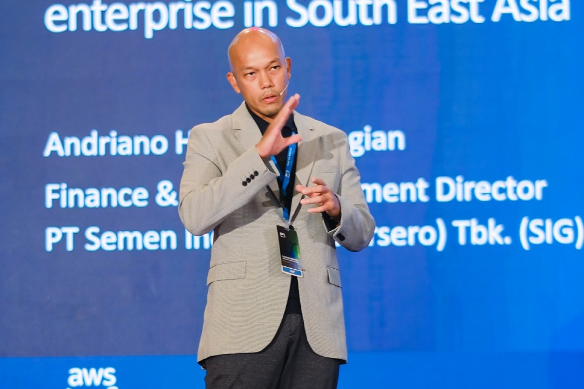 Direktur Keuangan dan Manajemen Risiko SIG, Andriano Hosny Panangian, pada acara AWS Cloud Day 2022 di Hotel Ritz Carlton, Jakarta. (Foto: Humas SIG)
