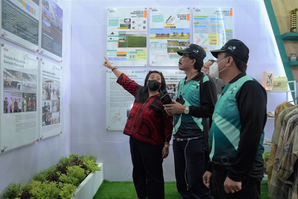 Pengunjung mendapat penjelasan mengenai pengelolaan lingkungan yang dilakukan SIG di Pabrik Tuban serta pengelolaan limbah yang dilakukan Nathabumi pada kegiatan Jatim Environment Exhibition & Forum 2022 di Surabaya - (Foto-foto: SIG)