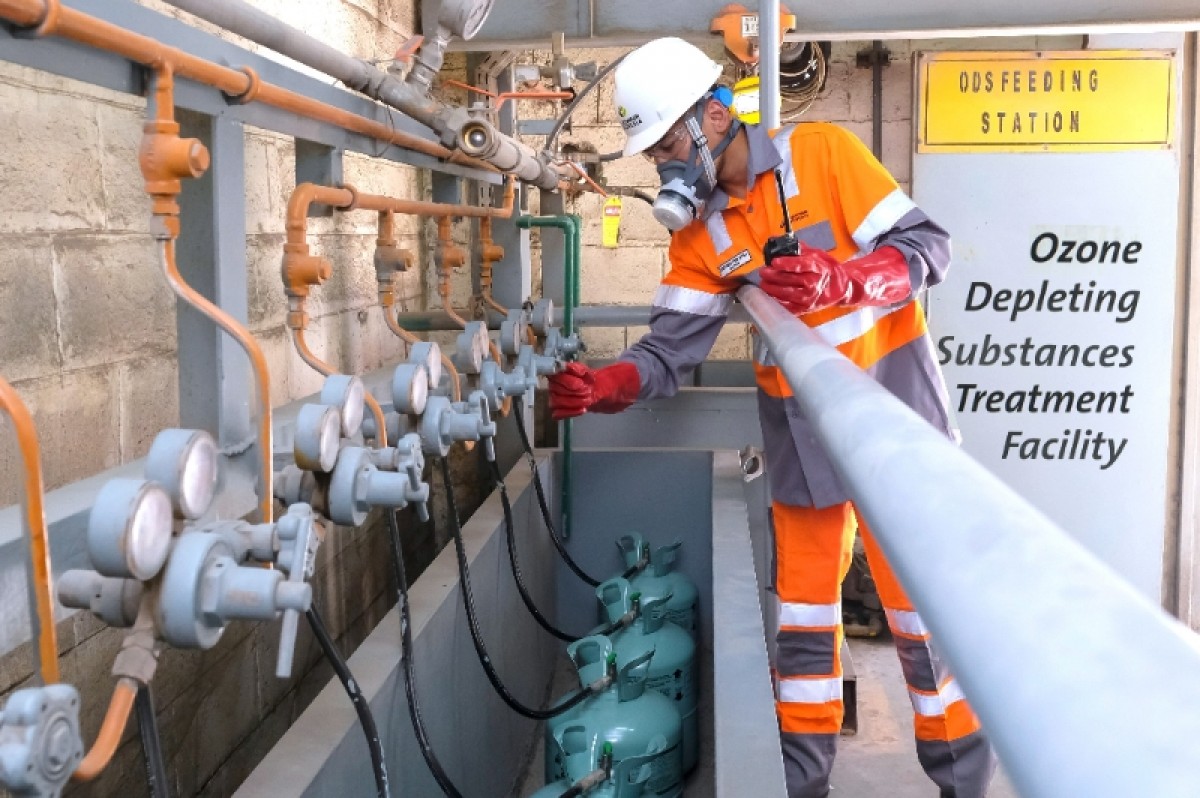 Aktivitas pengecekan flow meter sebelum dilakukan pemusnahan Bahan Perusak Ozon (BPO) di fasilitas Ozone Depleting Substances (ODS) Pabrik Narogong, Jawa Barat. (Foto: Humas SIG)