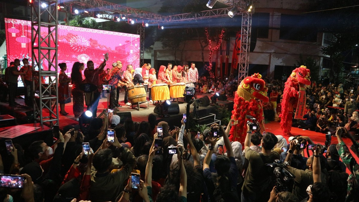 Wali Kota Surabaya Eri Cahyadi dan jajaran, menabuh tambur sebagai tanda pembukaan kawasan wisata kota lama Kya-Kya di Jalan Kembang Jepun. (Foto-foto: Fajar Mujianto/jatimnow.com)