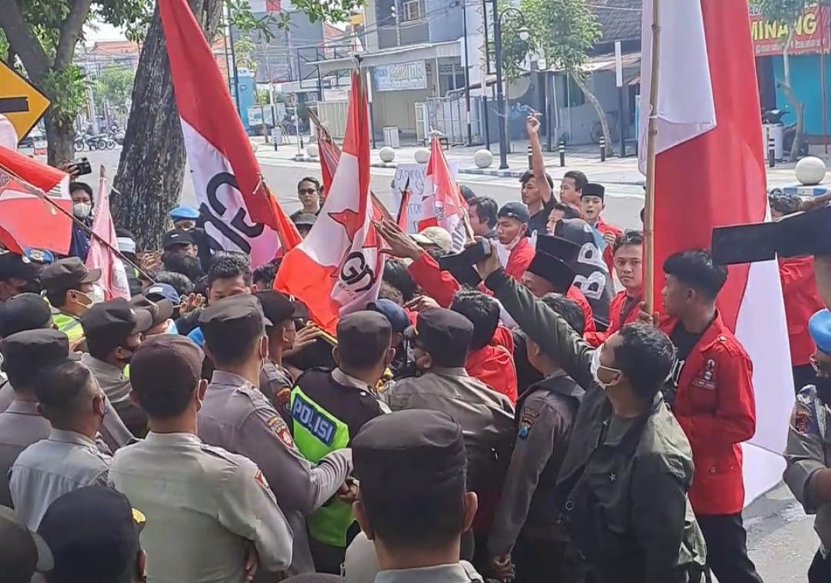 Massa GMNI terlibat aksi saling dorong dengan aparat kepolisian saat memasuki Gedung DPRD Jombang.(Foto: Elok Aprianto)