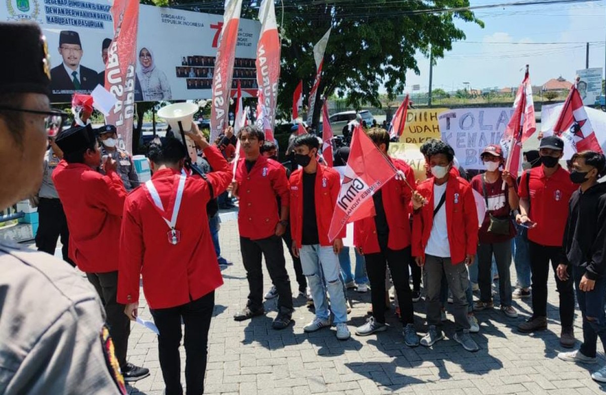 Para aktivis GMNI Pasuruan saat unjuk rasa. (Foto: Moch. Rois/jatimnow.com)