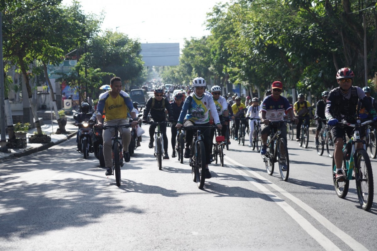 Wali Kota Batu Dewanti Rumpoko memimpin rombongan gowes.