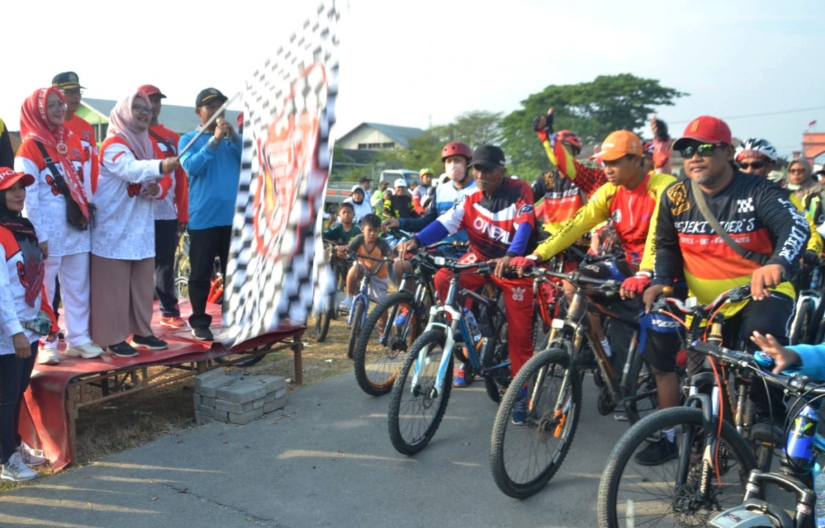 Seru! Ribuan Orang Ikuti Gowes Lintas Tambak di Gresik