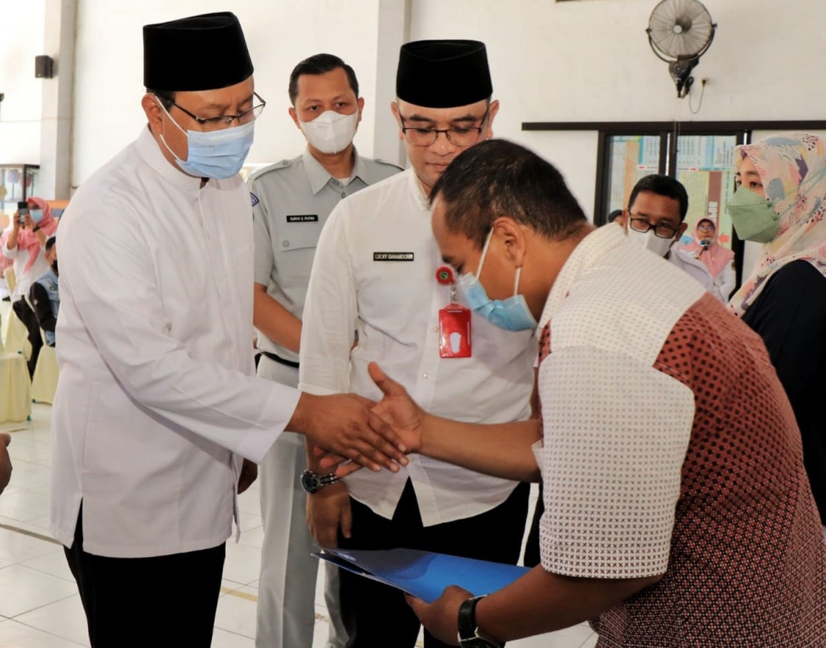 Wali Kota Pasuruan, Saifullah Yusuf (Gus Ipul) dan Jasa Raharja memberikan santunan untuk keluarga dan korban kecelakaan (Foto: Humas Pemkot Pasuruan)