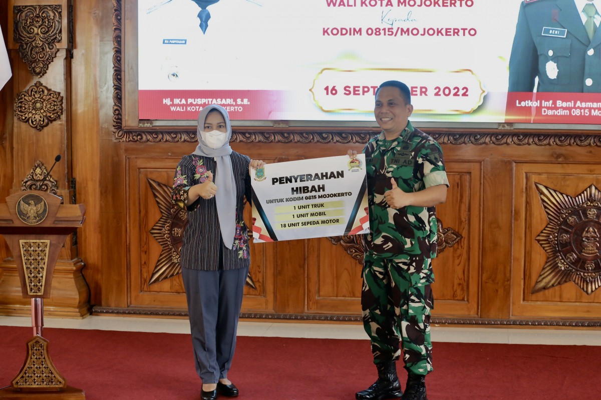 Wali Kota Mojokerto Ika Puspitasari saat menyerahkan hibah motor operasional kepada Dandim 0815 Letkol Inf Beni Asman. (Foto-foto: Vandi for jatimnow.com)