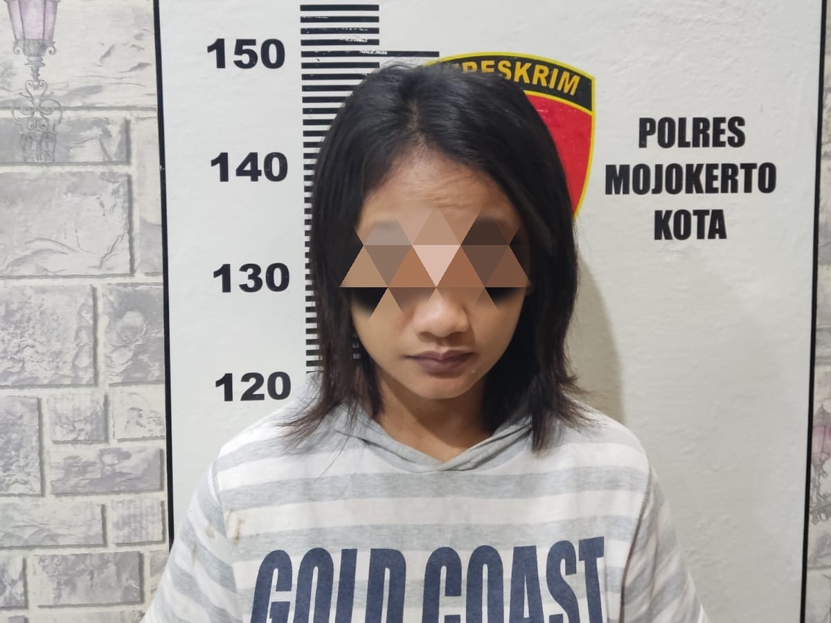 Ibu muda yang nekat mencuri motor depan minimarket di Mojokerto.(Foto: Satreskrim Polres Mojokerto Kota for jatimnow.com)