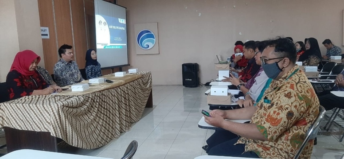 Review hasil Monitoring Media Online menggunakan aplikasi IMA.(Foto: Dinas Komunikasi dan Informatika Kabupaten Kediri/jatimnow.com)