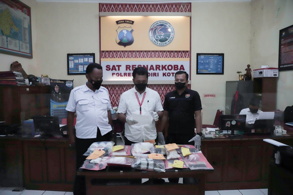 Kasat Resnarkoba Polres Kediri Kota, AKP Ipung (tengah) menunjukkan barang bukti narkoba (Foto: Humas Polres Kediri Kota/jatimnow.com)