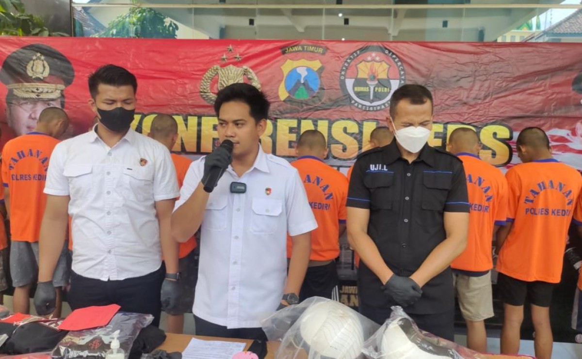 Kasat Reskrim Polres Kediri, AKP Rizkika Atmadha Putra memimpin jumpa pers ungkap kasus pengeroyokan melibatkan pendekar silat (Foto: Yanuar Dedy/jatimnow.com)