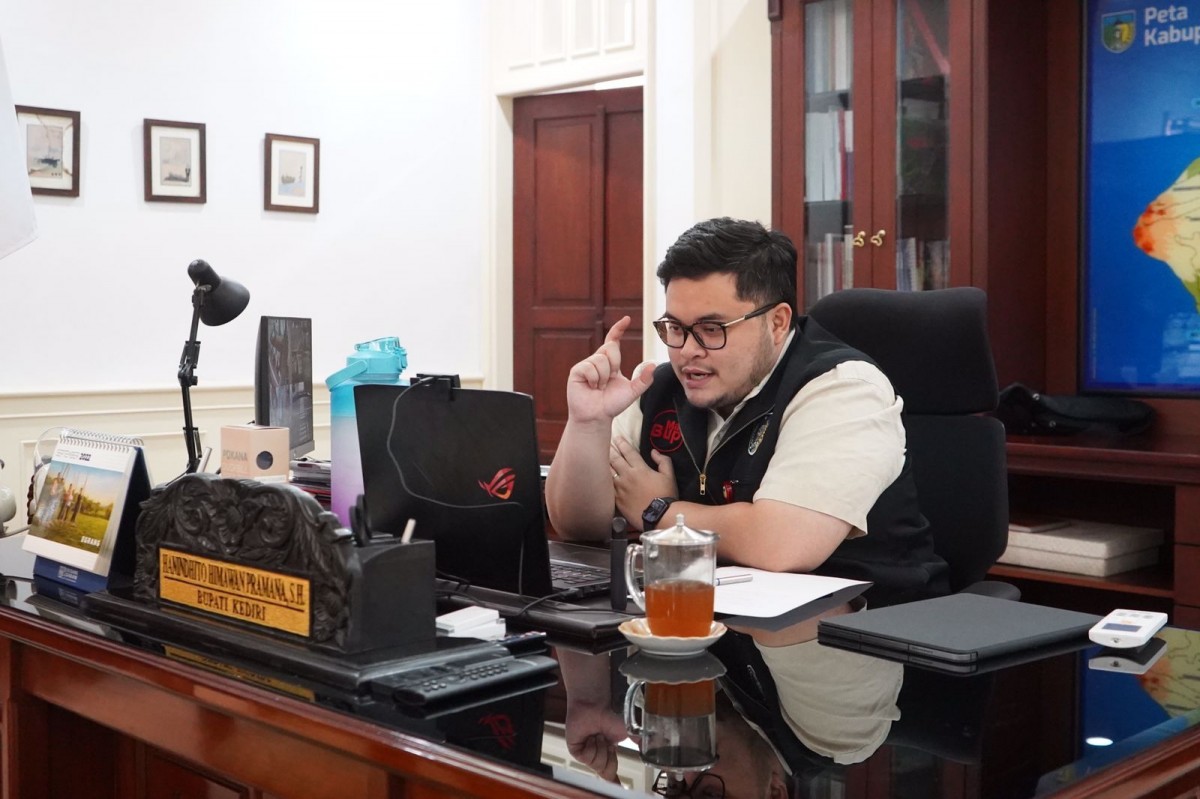 Mas Dhito saat mengukiti webinar yang digelar Persatuan Perawat Nasional Indonesia (PPNI) Korwil III Jawa Timur (Foto: Humas Pemkab Kediri)