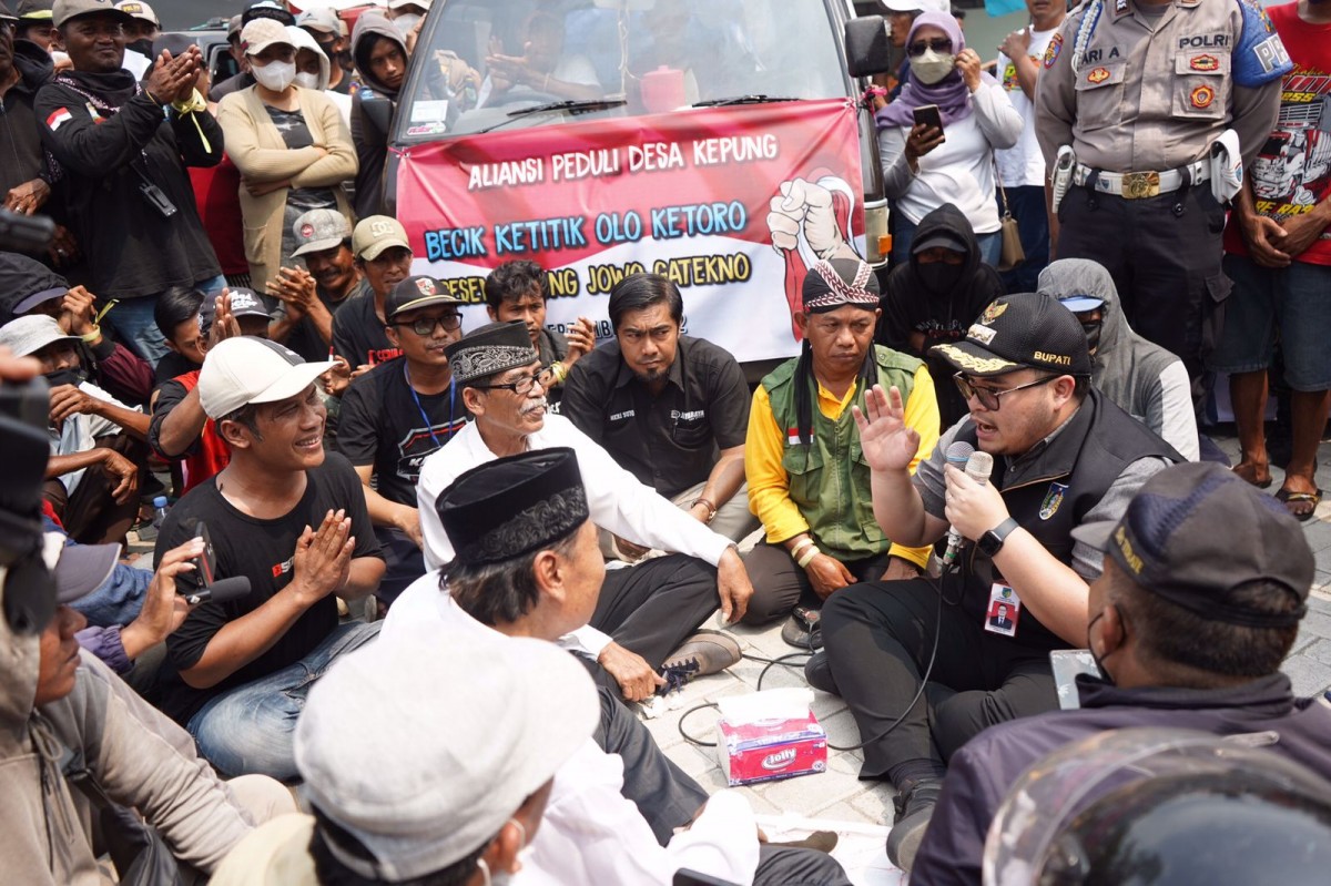 Mas Dhito saat menemui pendemo di Desa Kepung (Foto: Humas Pemkab Kediri/jatimnow.com)