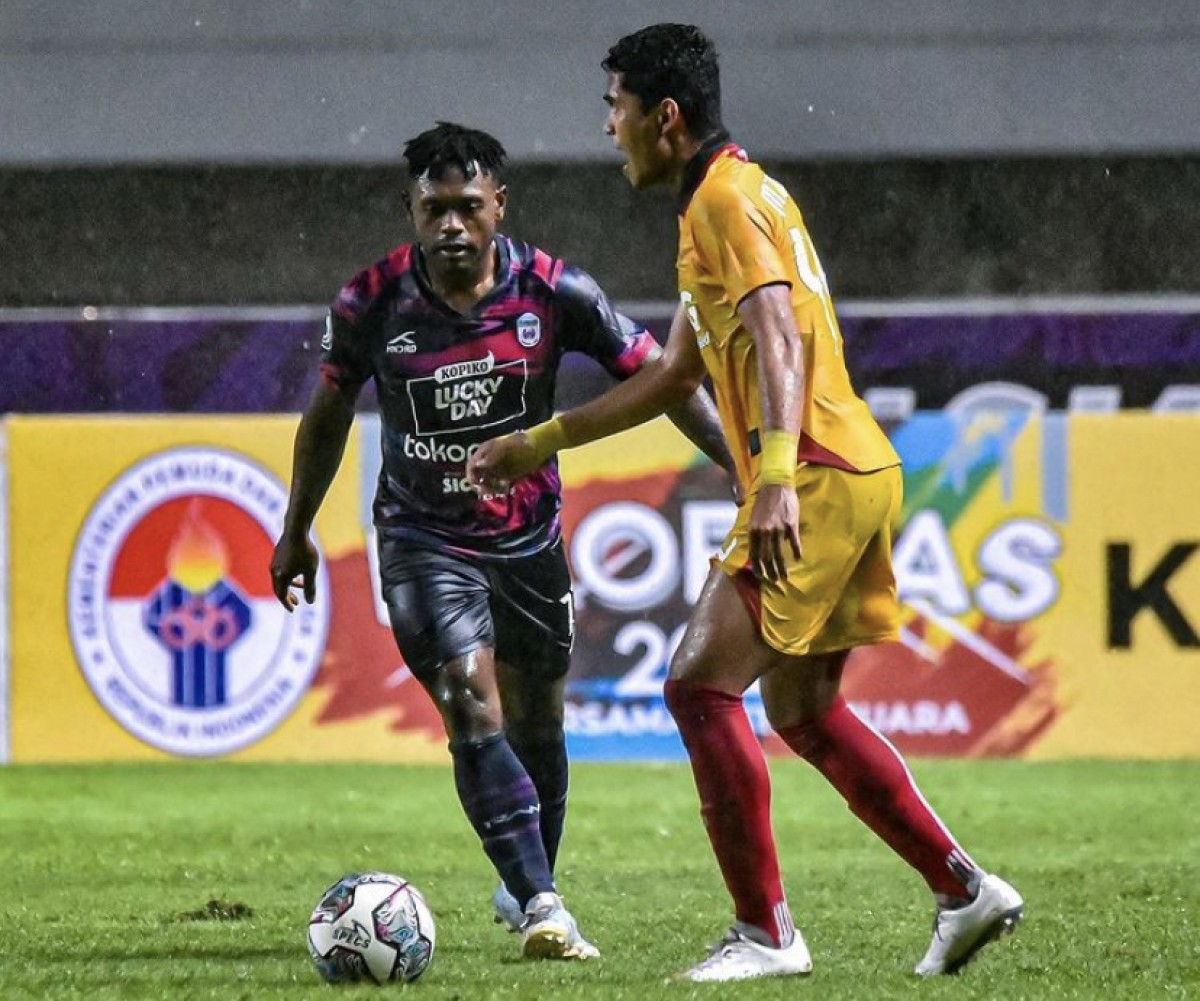 Pemain Persik Kediri berduel dengan pemain RANS Nusantara FC. (Foto : Instagram RANS @rans.nusantara)