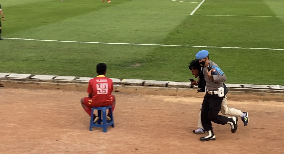Pendukung Arema FC diamankan polisi. (Foto : Yanuar Dedy/jatimnow.com)