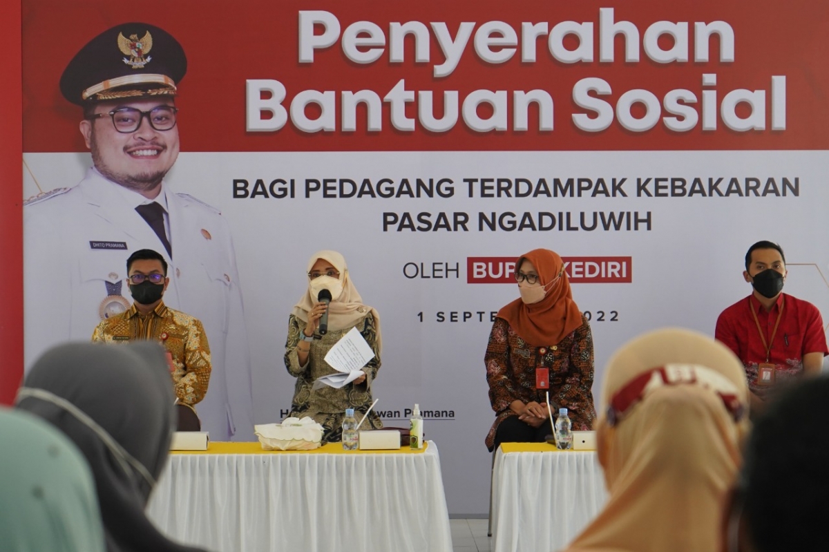 Wakil Bupati Kediri, Dewi Mariya Ulfa dalam acara penyerahan bantuan sosial (Foto: Humas Pemkab Kediri/jatimnow.com)