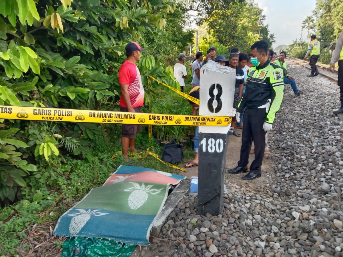 Usai Duduk Depan Musala, Petani Nekat Tabrakkan Diri ke Kereta Api di Kediri