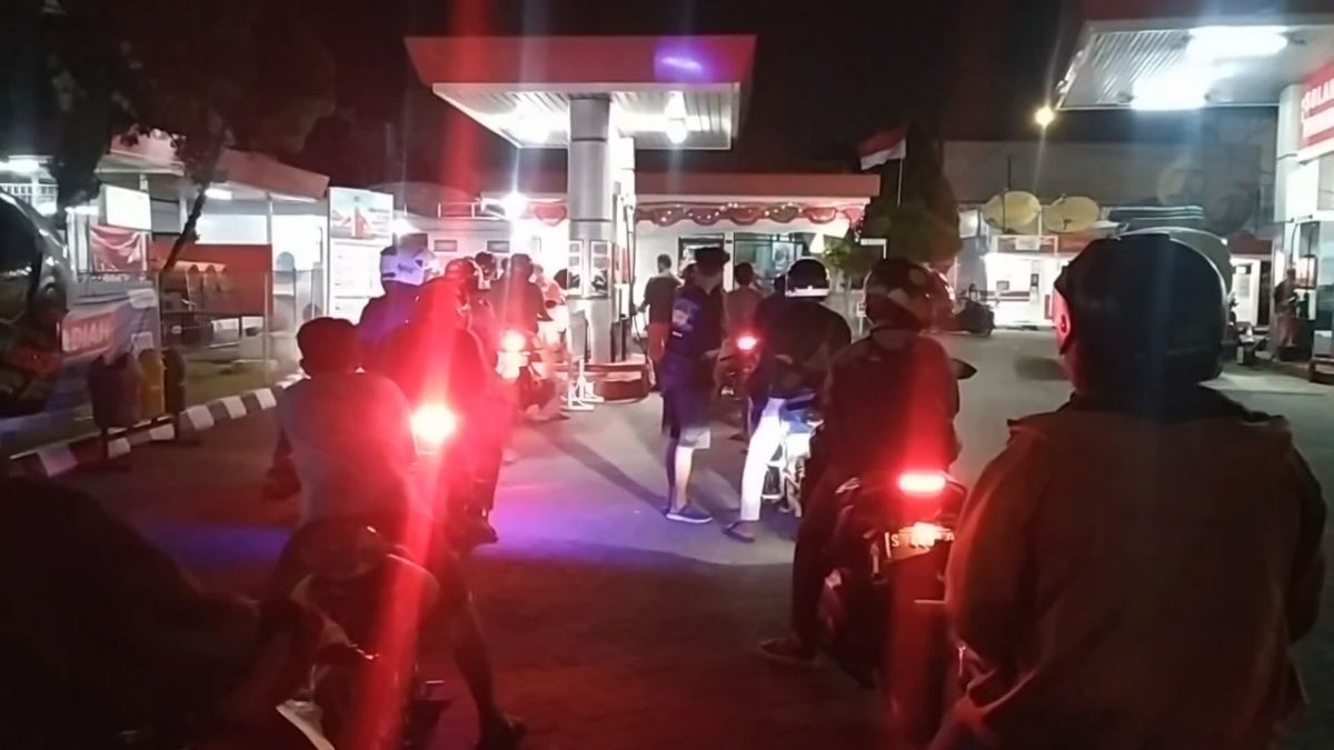 Antrean kendaraan bermotor di SPBU Janti. (Foto: Elok Aprianto/jatimnow.com)