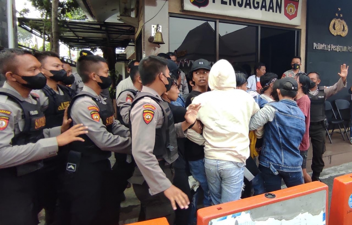 Masa aksi unjuk rasa dari mahasiswa yang dipaksa oleh polisi untuk bubar dan dibawa ke Polres Jombang. (Foto: Elok Aprianto)