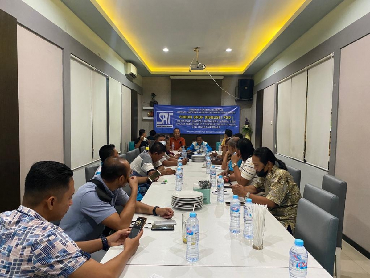 DPD SPN Jatim bersama Polda Jatim, Pemprov Jatim dan juga aktivis buruh SPN Jatim saat menggelar FGD menyikapi rencana naiknya harga BBM. (Foto: DPD SPN Jatim/jatimnow.com)