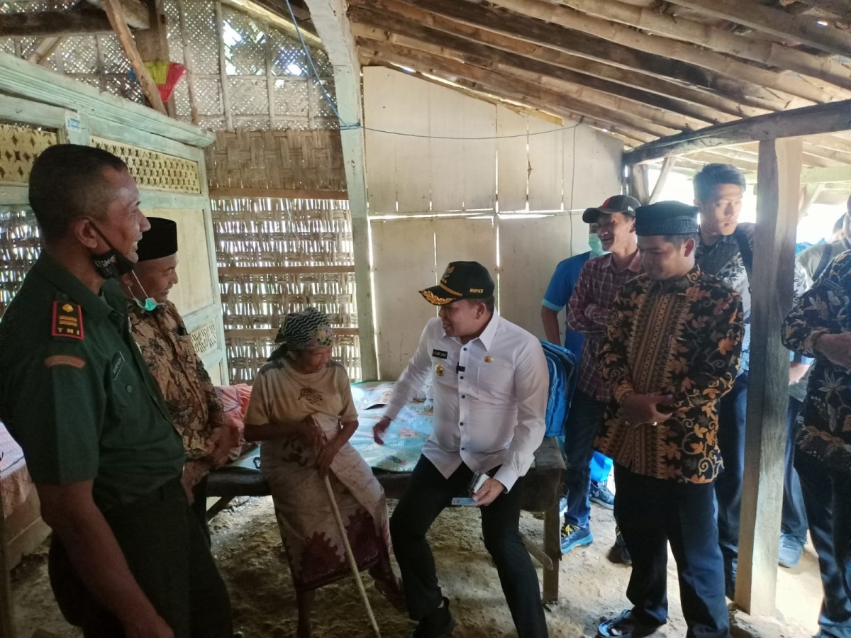 Bupati Sampang H. Slamet Junaidi mengunjungi pemilik rumah tidak layak huni di Desa Karang Penang Onjur, Kecamatan Karang Penang (Foto: Fathor Rahman/jatimnow.com)