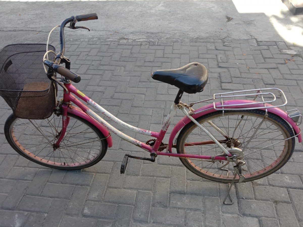 Barang bukti sepeda yang digubakan tersangka JN saat diamankan di Mapolsek Kenjeran.(Foto: Polsek Kenjeran for jatimnow.com)