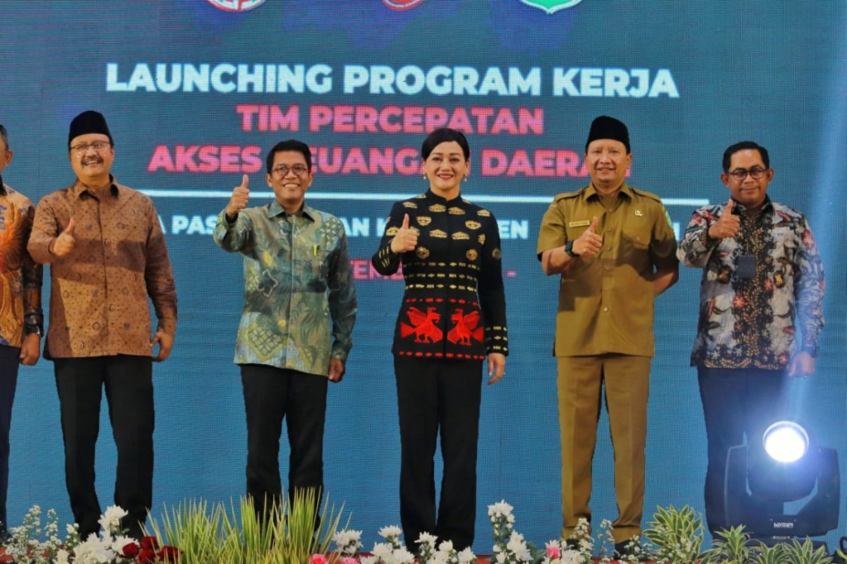 Pemkot Pasuruan bersama OJK mengukuhkan Tim Percepatan Akses Keuangan Daerah (TPAKD) - (Foto: Humas Pemkot Pasuruan)
