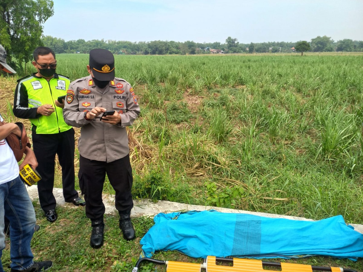 Mayat Atim saat hendak dievakuasi petugas ke Puskesmas Miagan, Mojoagung. (Foto: Jajang for jatimnow.com)