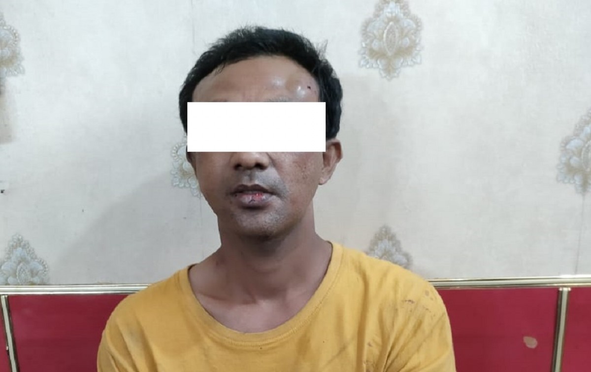 Driver ojek online spesialis maling motor saat diamankan di Polsek Kenjeran. (Foto: Polsek Kenjeran/jatimnow.com)