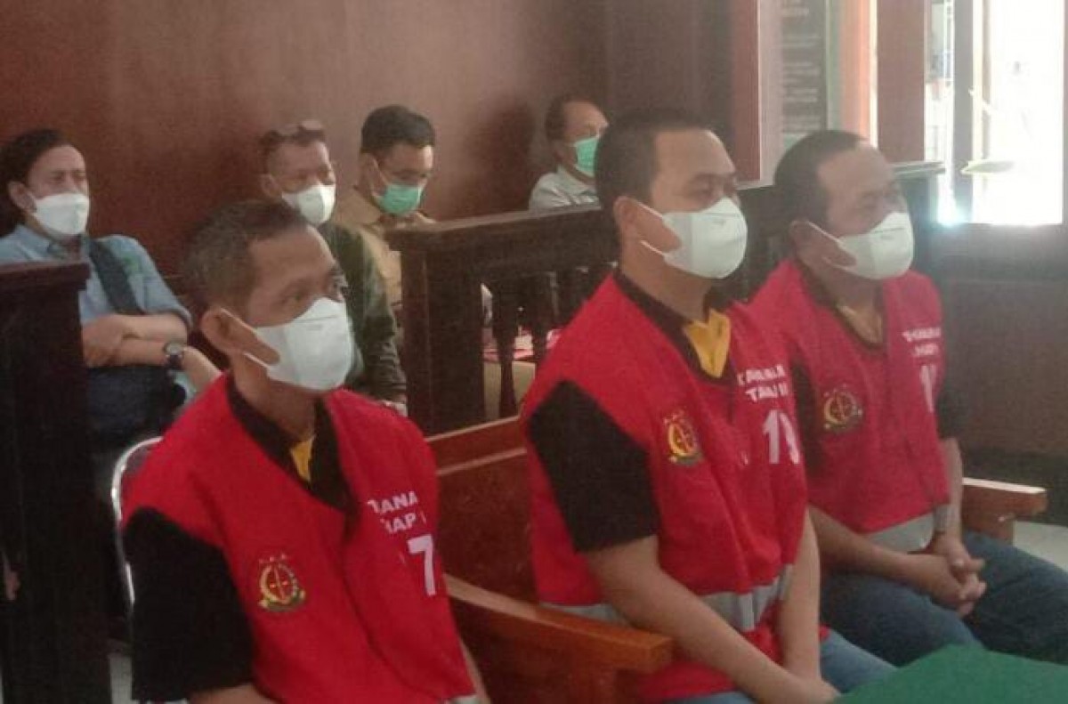 Rizky Satria Dirmawan dan ayahnya, Eka Dirmawan (kanan), bersama Sunar (kiri), saat menjalani sidang pemeriksaan kasus pemalsuan uang Rp1 miliar di PN Surabaya. (Foto: Zain Ahmad/jatimnow.com)