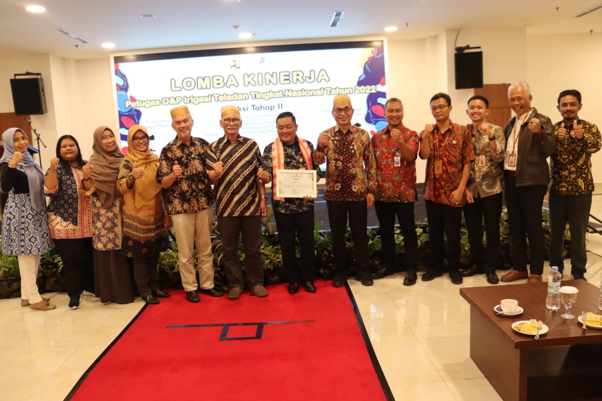 Sutrisno, Pengamat Daerah Irigasi Pacal saat menerima penghargaan (Foto: Edo for jatimnow.com)