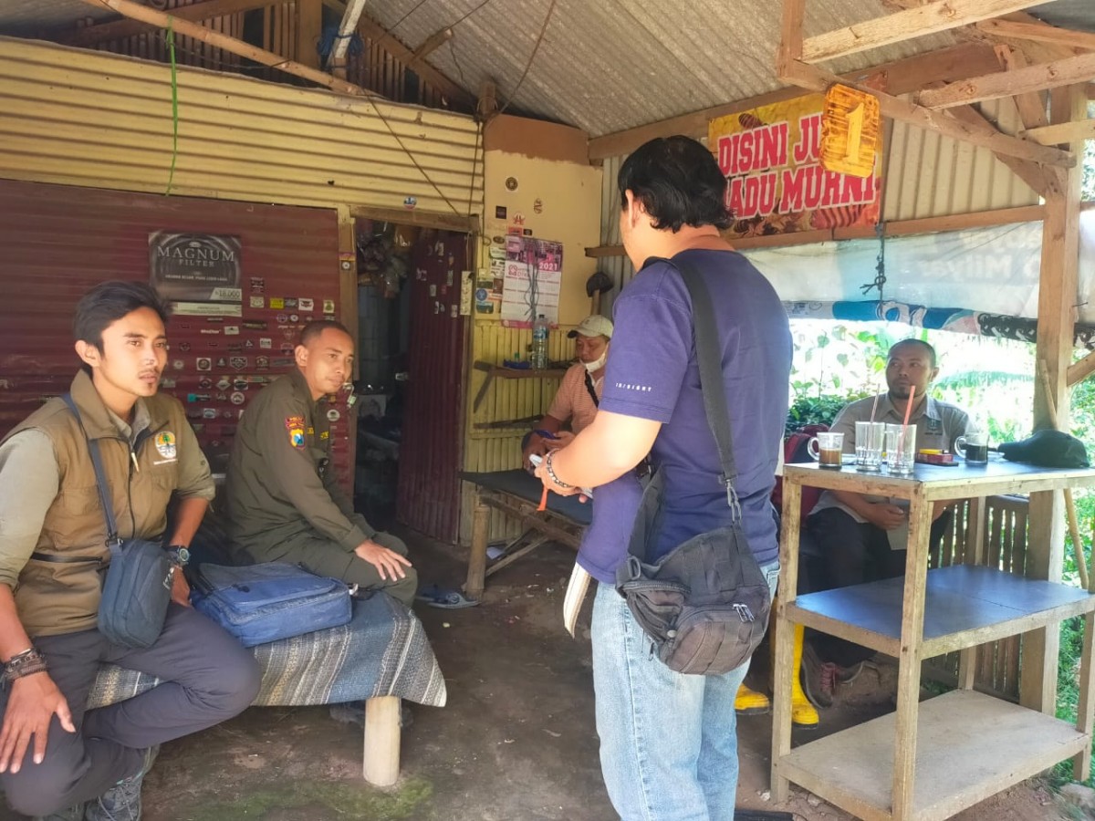 Personel Polsek Pacet beserta pihak terkait saat meminta keterangan. (Foto: Polsek Pacet for jatimnow.com)