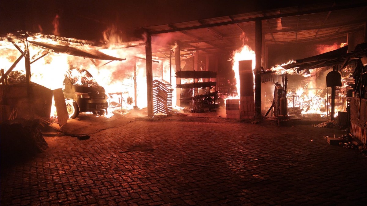 Gudang mebel di Jalan Banjarsugihan terbakar (Foto: Info Kedaruratan 112)