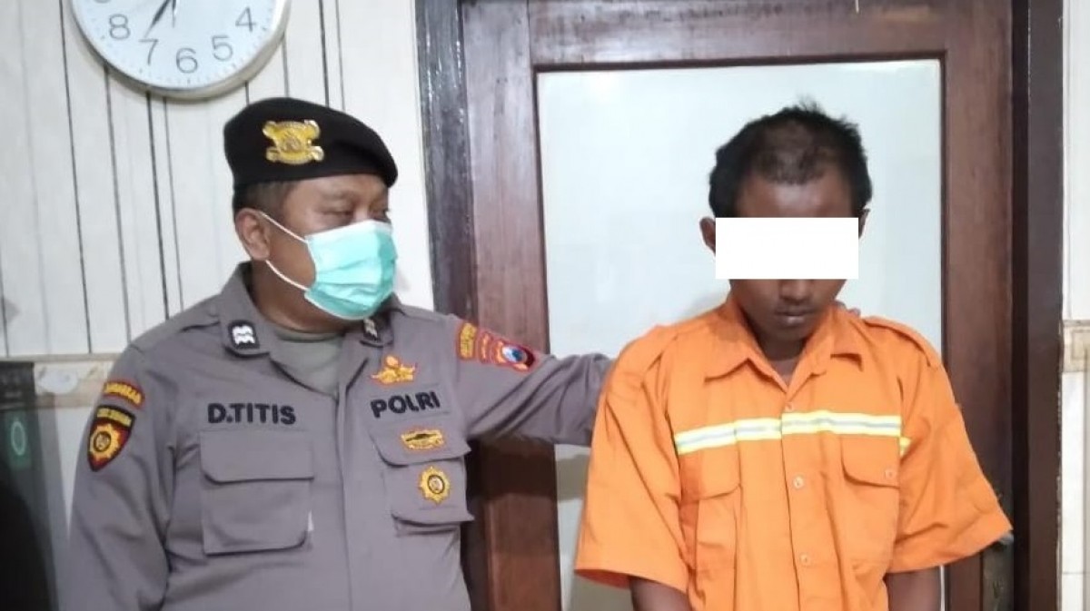 Abdul Hakim, tersangka pencurian motor saat diamankan di Polsek Semampir bersama barang bukti. (Foto: Polsek Semampir for jatimnow.com)